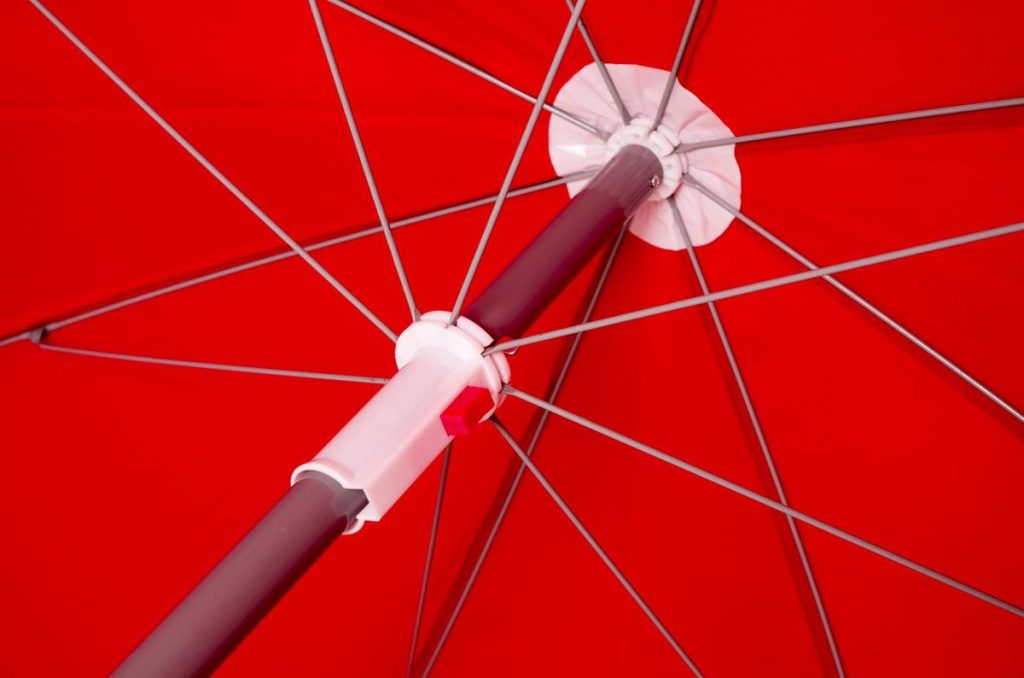 beste strandparasol strand parasol opvouwbaar lichtgewicht storm uv groot klein met grondboor