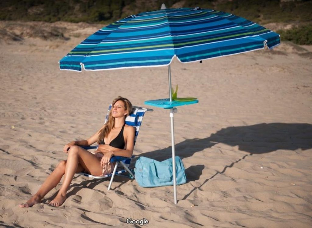 beste strandparasol strand parasol opvouwbaar lichtgewicht storm uv groot klein met grondboor